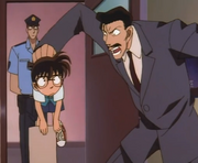 Conan y Kogoro con las cartas amenazadoras a Shoko