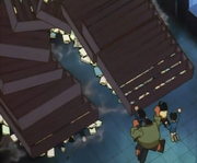 Shuji es derribado por la estantería
