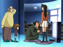 Ai y el profesor Agasa retienen a Ran y a Kogoro