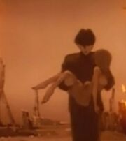 Hideomi salvando a Miyuki en el pasado