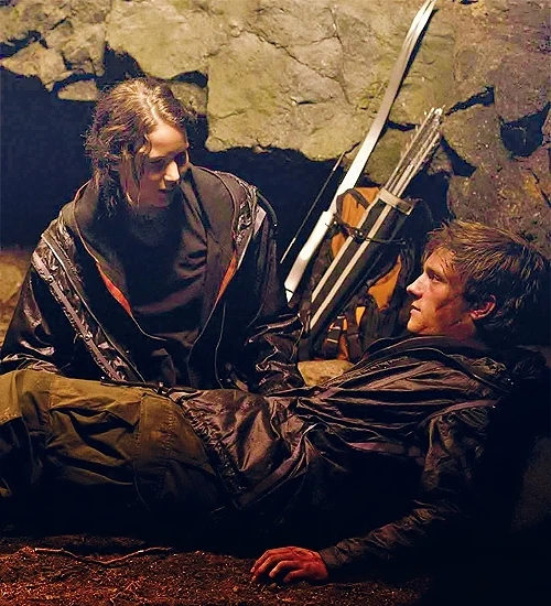 Bild Katniss peeta cave 3 (2).jpg Die Tribute von Panem Wiki FANDOM powered by Wikia
