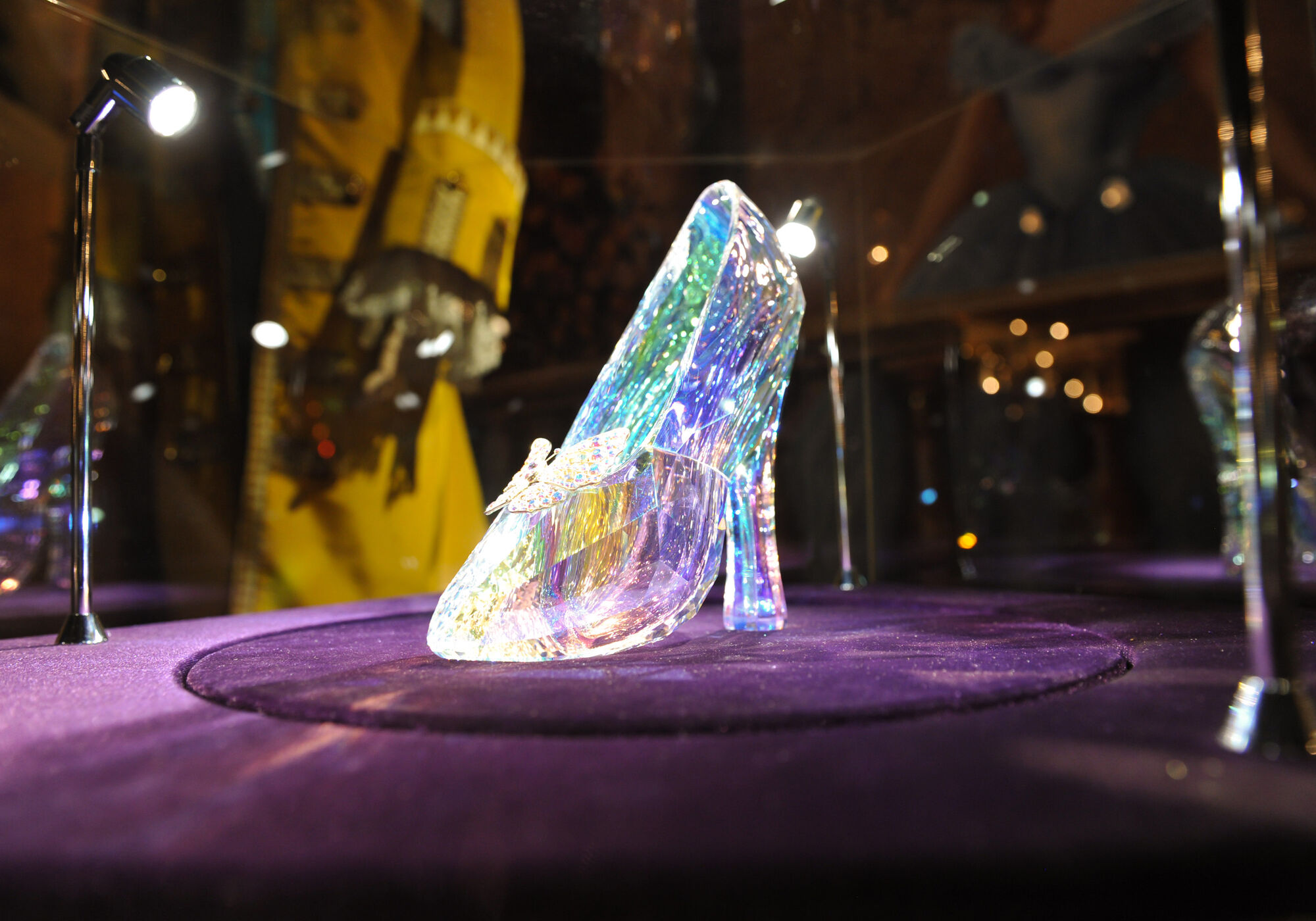 Jimmy Choo灰姑娘水晶鞋正式发售-全球时尚品牌网