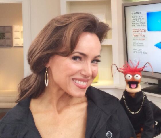 File:QVC-LisaRobertson&Pepe-(2014-03-16).jpg