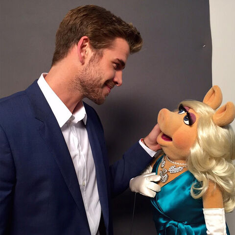 File:Liam Hemsworth with Miss Piggy.jpg