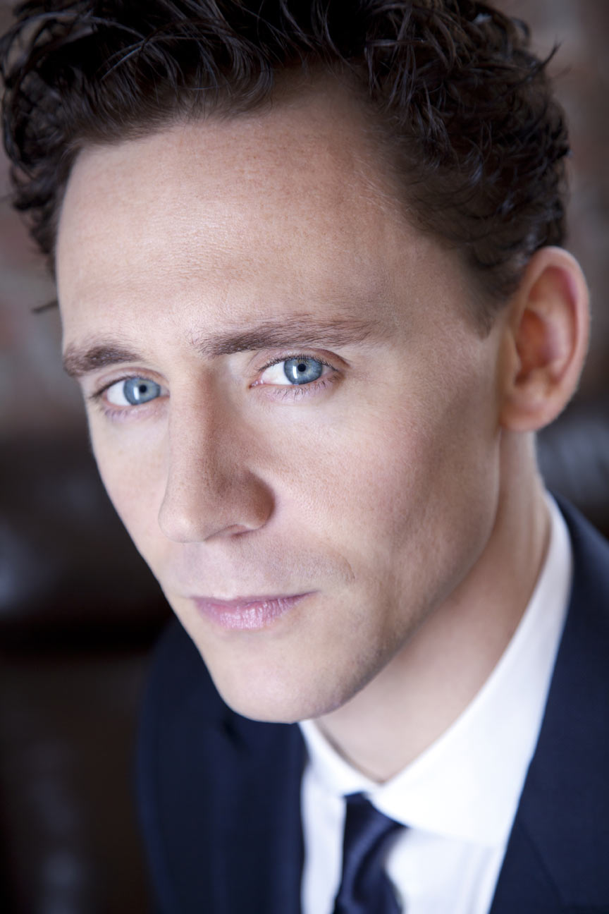 https://vignette.wikia.nocookie.net/disney/images/7/7a/Tom-Hiddleston.jpg/revision/latest?cb=20150508145947&amp;path-prefix=pt-br