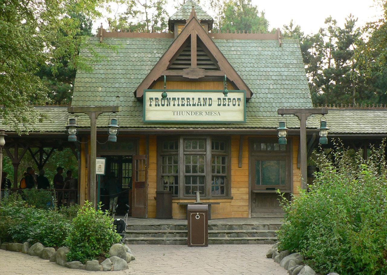 Disneyland_Railroad_Paris_Frontierland_Depot.jpg