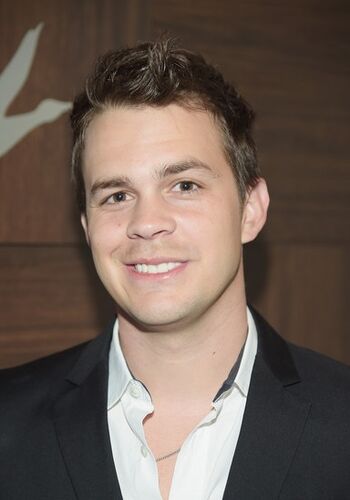 Johnny Simmons Doblaje Wiki Fandom Powered By Wikia