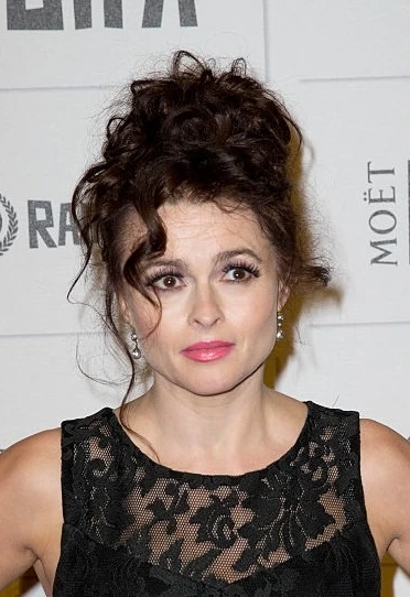 https://vignette.wikia.nocookie.net/doblaje/images/d/d4/Helena_Bonham_Carter_2015-12.jpg/revision/latest?cb=20160106010752&path-prefix=es