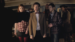 El Doctor, Amy y Rory retenidos por Avery
