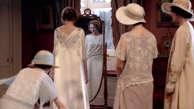 Lady Edith S Bedroom Downton Abbey Wiki Fandom Ed By Wikia Bedroom Of Lady Edith Is Furnished With A Double Bed And Chairs Coverd In Peach Coloured Fabric To Match The Colour Room S Walls