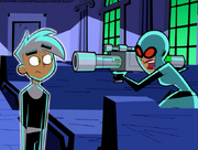 S01e15 Maddie aiming weapon at Danny