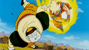 Son Goku colpisce Androide 19 a terra