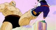 Nappa golpeando a Gohan