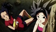 Caulifla y Kale observan la lucha de Hit y Dispo