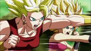 Caulifla y Kale atacan a Goku