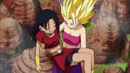 Caulifla sostiene a Kale