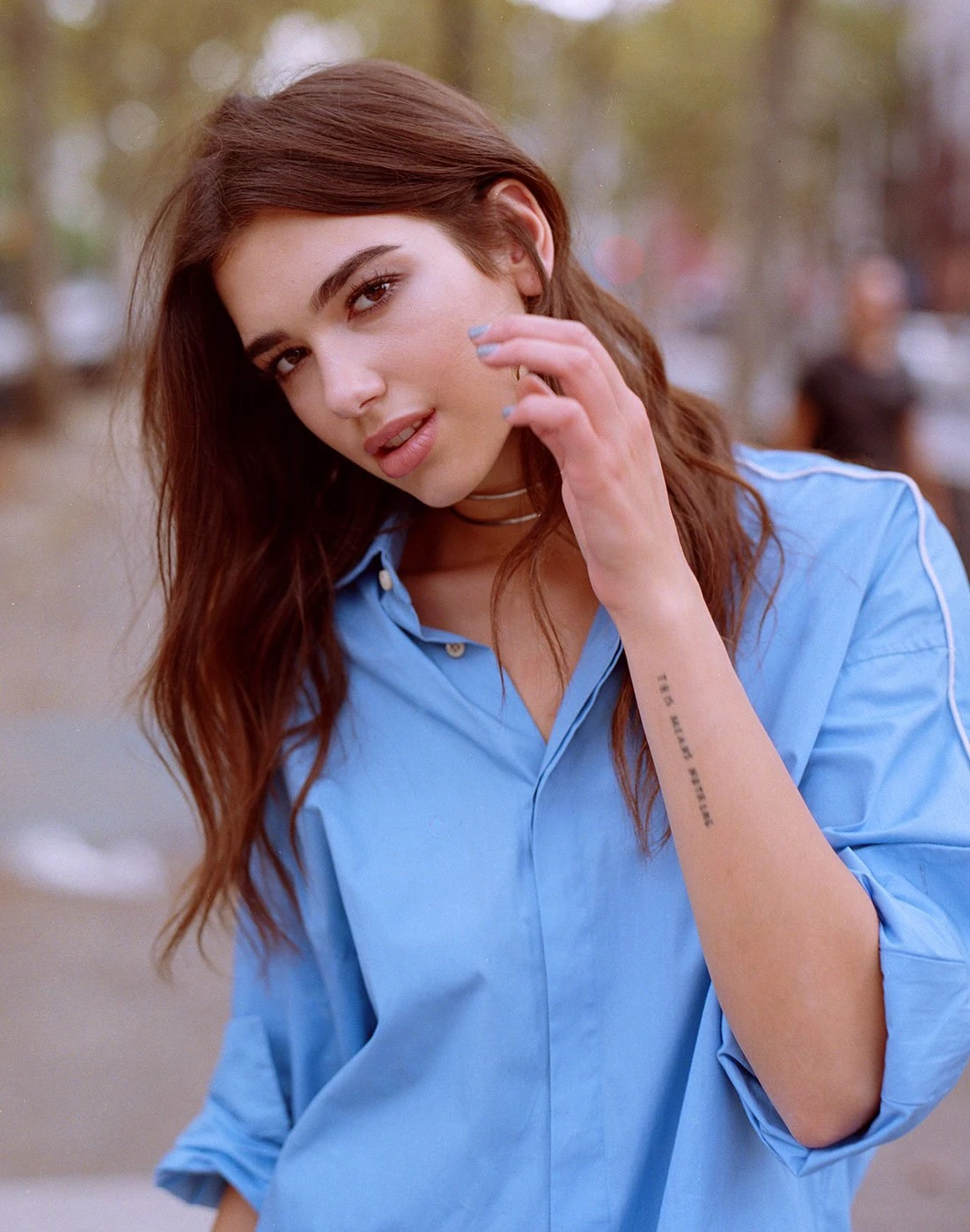 Image - 00-dua-lips-holding.jpg | Dua Lipa Wikia | FANDOM powered by Wikia