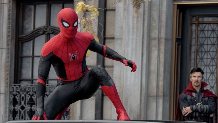 The lance-toiles Spiderman (Tom Holland) in Captain America