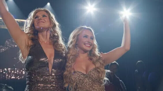 Rayna James and Juliette Barnes (Connie Britton and Hayden Panettiere) perform on Nashville