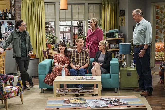 big bang theory pennys family in pennys apartment