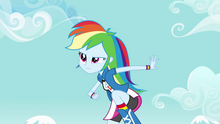 EG Rainbow Dash skupiona na piłce