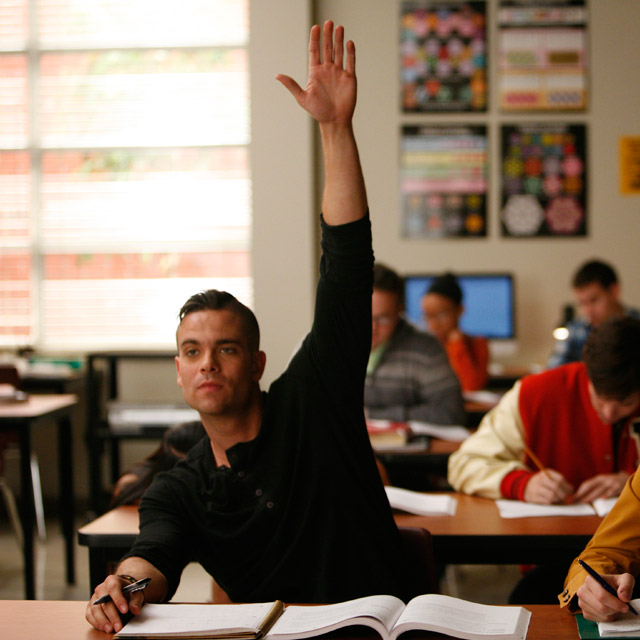 Resultado de imagen de alumnos levantando la mano