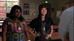 Mercedes y Tina en The Rhodes Not Taken