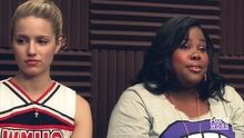 Quinn junto a Mercedes en la sala de coro.