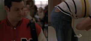 Karofsky checks out Sam's butt