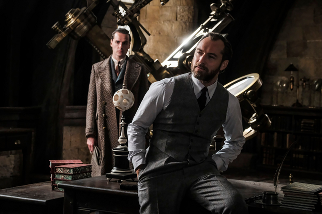Archivo:Jude Law as Dumbledore at Hogwarts.png