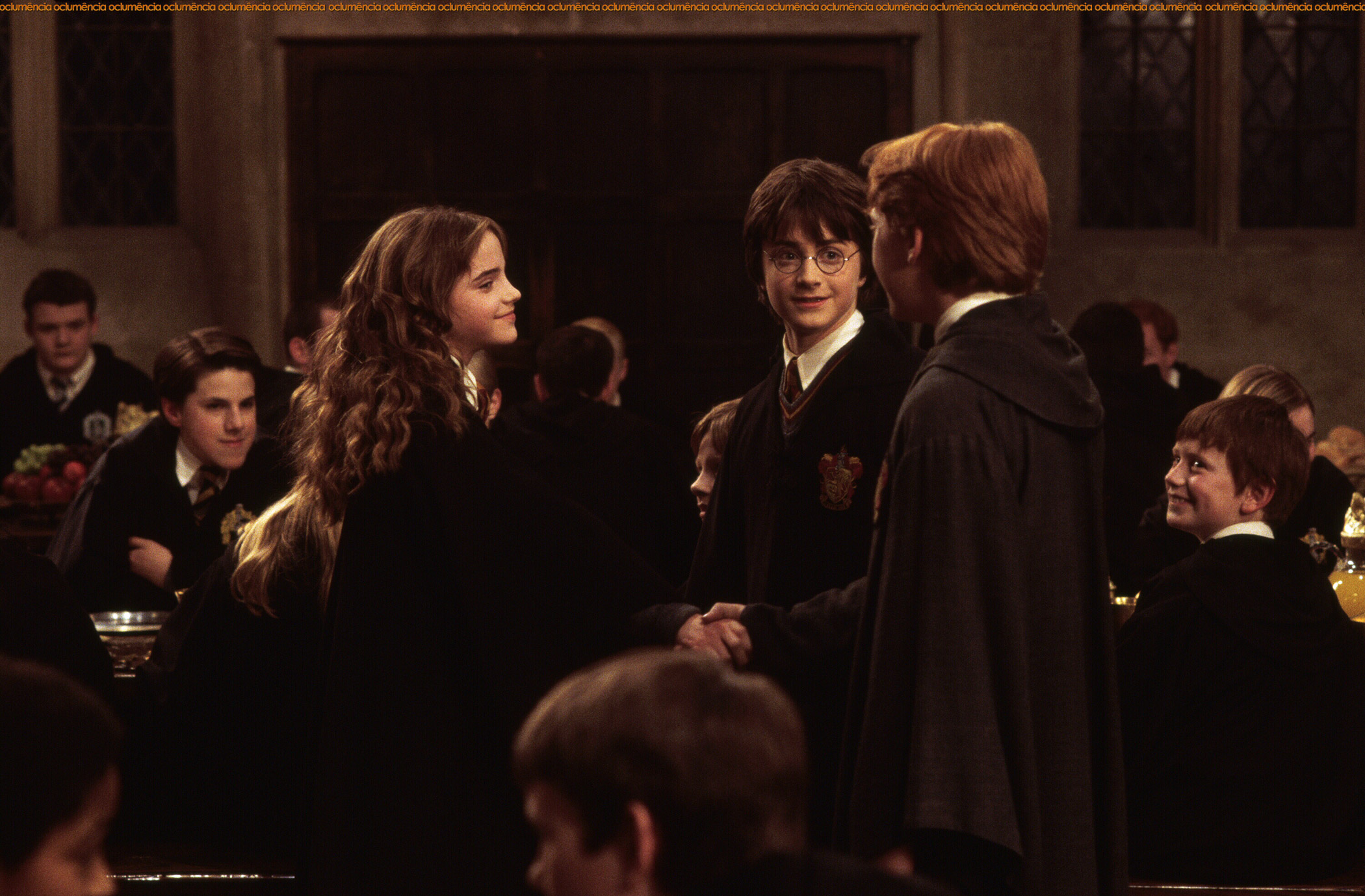 Hermione y Ron se saludan
