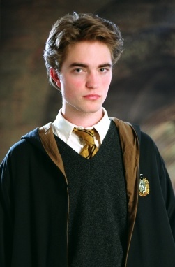 https://vignette.wikia.nocookie.net/es.harrypotter/images/c/cf/Cedric-Diggory-promo-pics-hufflepuff-28197938-365-520.jpg/revision/latest?cb=20150523213517