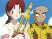 EP018 Delia con el trofeo