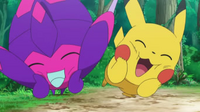 EP1010 Poipole jugando con Pikachu