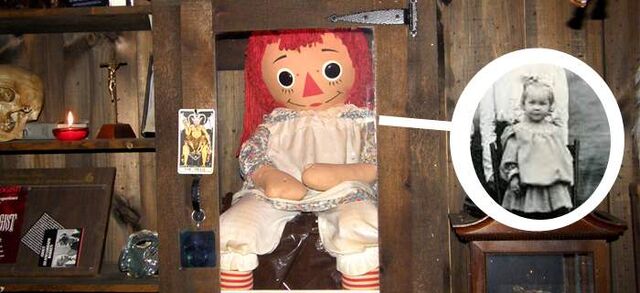 Archivo:Foto-de-la-nina-Annabelle-Higgins-y-la-muneca.jpg