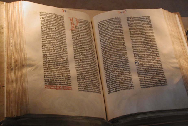 Archivo:Biblia.png