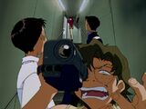 Kensuke filmando dentro del barco