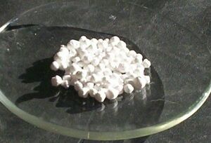 Strontium molybdate