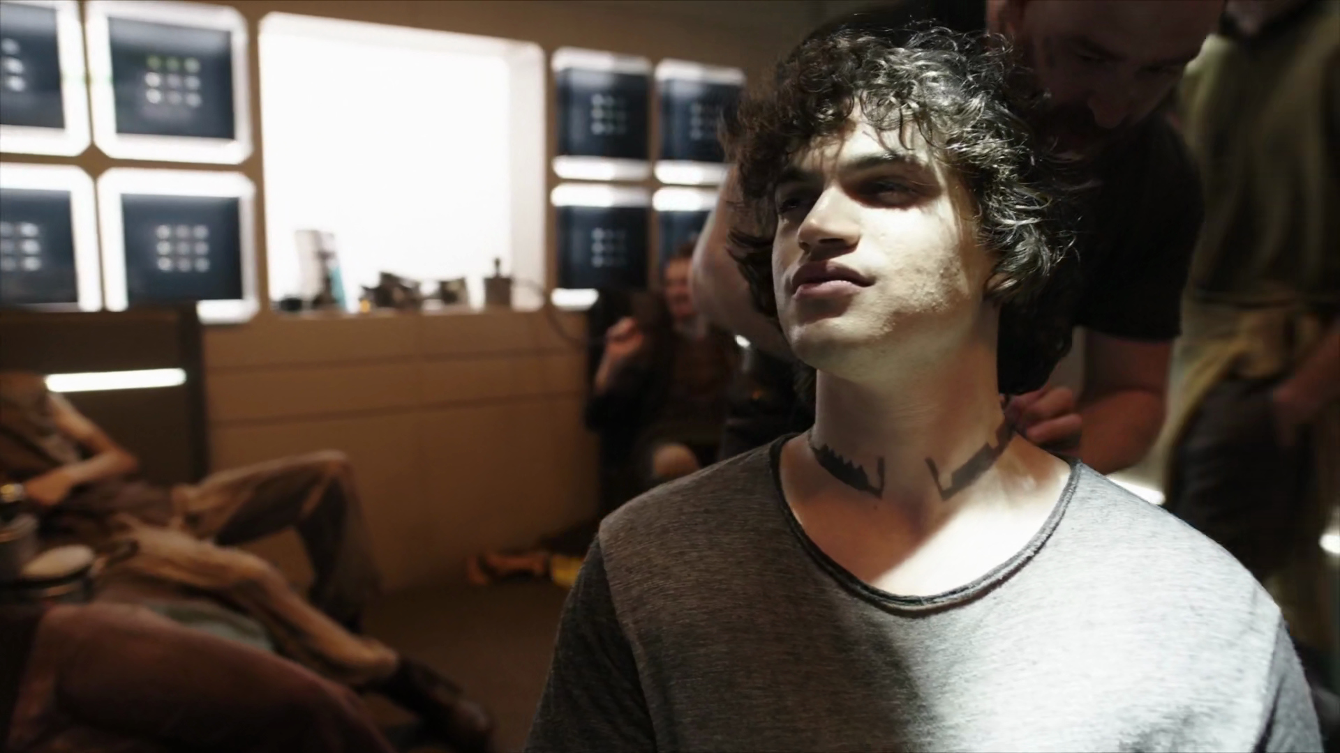 Image S02E05AndrewRotilio as DiogoHarari gets Belter neck tattoo.jpg