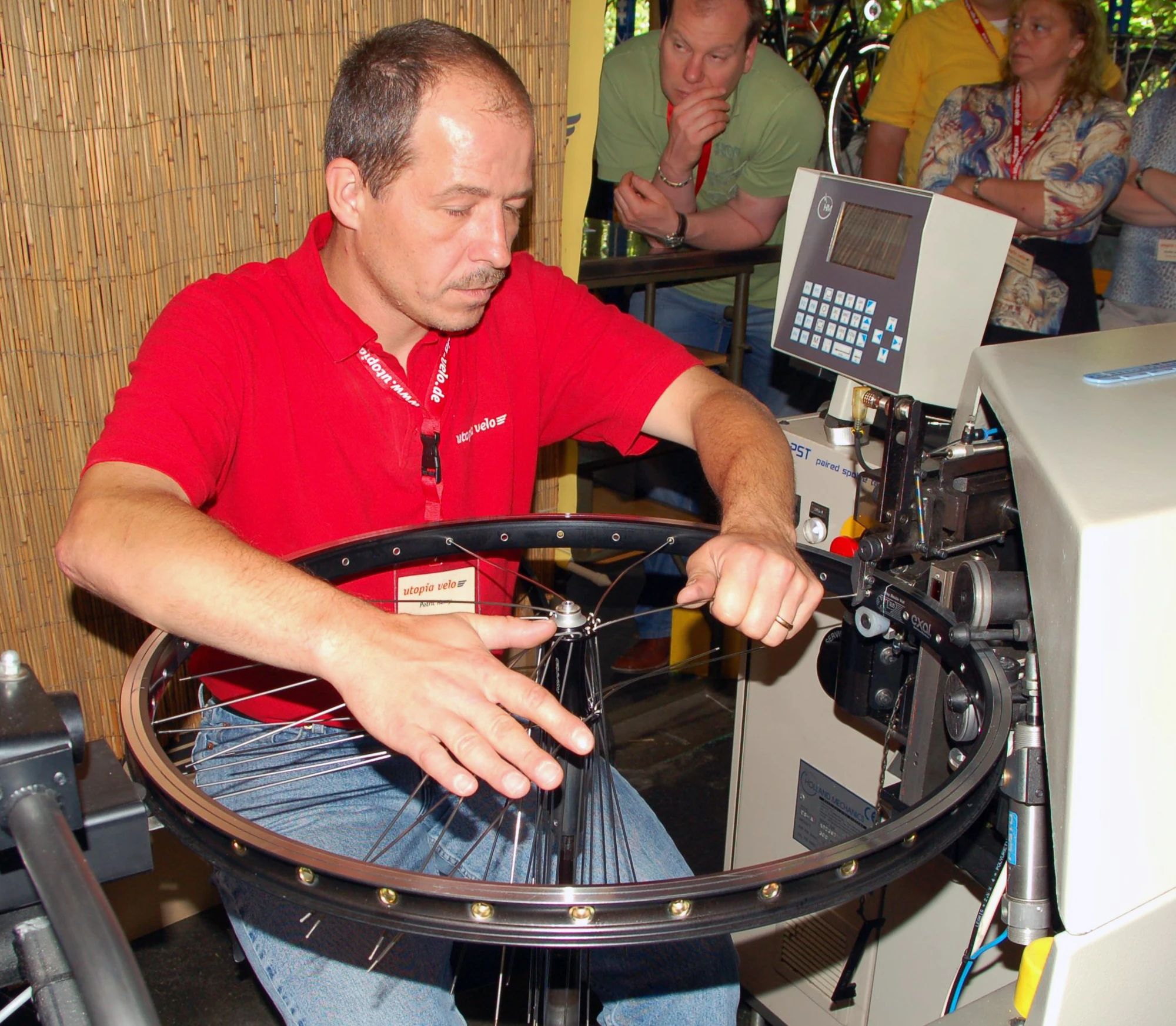 Bild - Laufrad einspeichen.jpg | Fahrrad-Wiki | FANDOM powered by Wikia