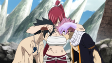 Erza calma a Natsu y Gray