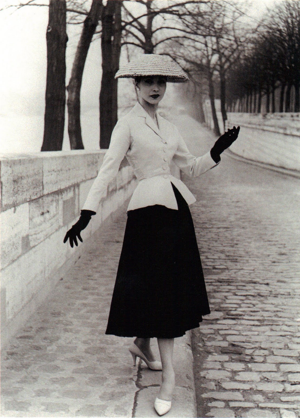 Image - New-look-collection-bar-suit-by-christian-dior-in-paris-1947