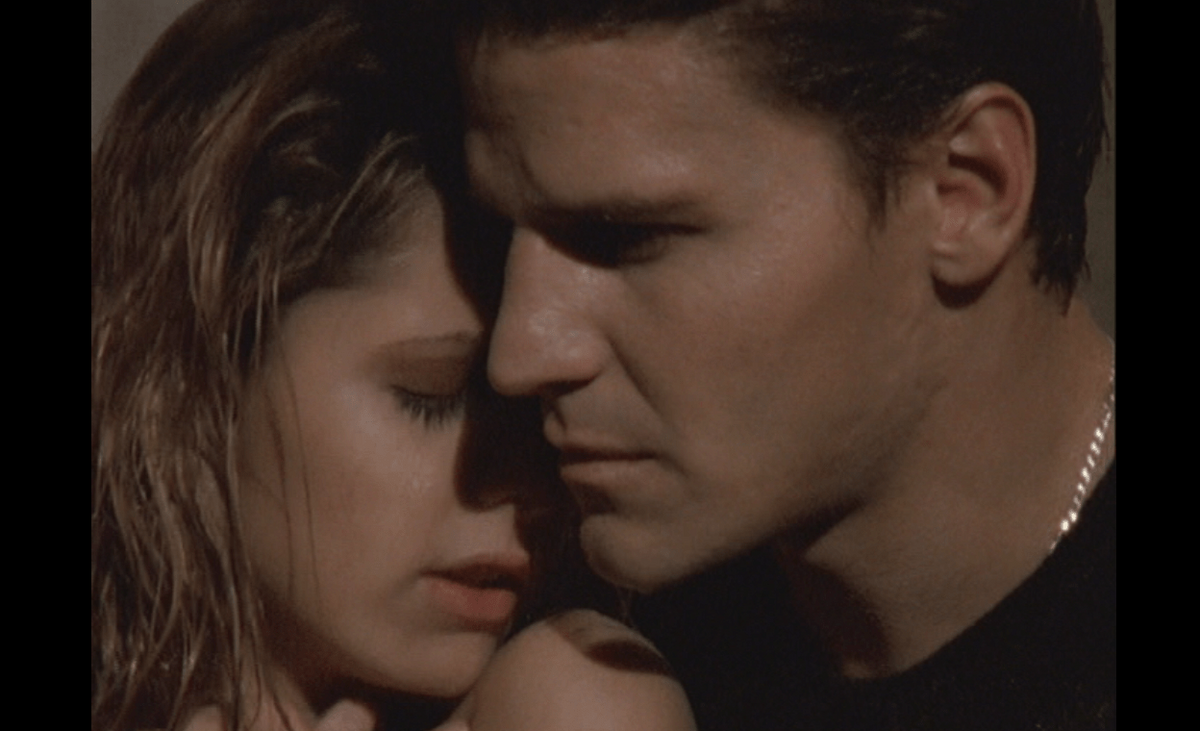 david-boreanaz-as-angel-and-sarah-michelle-gellar-as-buffy-season-2-episode-13-surprise-4