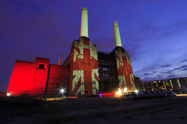 File:Robe-Rimmel-Battersea-Power-Station-rim151951035.jpg