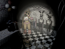 Toy Chica agachada en Party Room 4