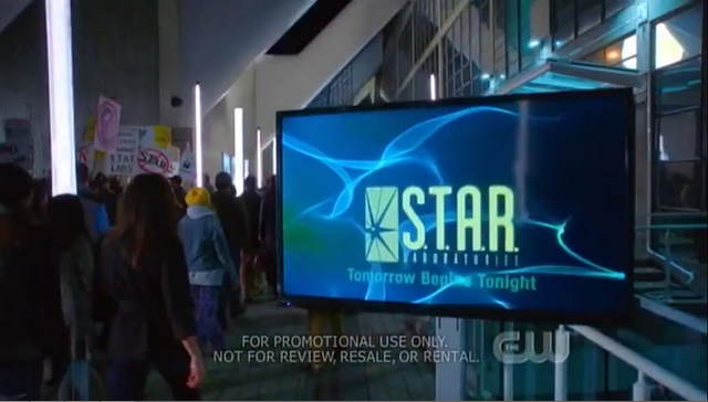 Archivo:Starlabs-the-leaked-flash-pilot-easter-eggs-guide-to-episode-1.png