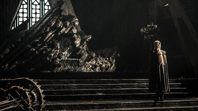 Datei:701 Daenerys Thron Drachenstein.jpg