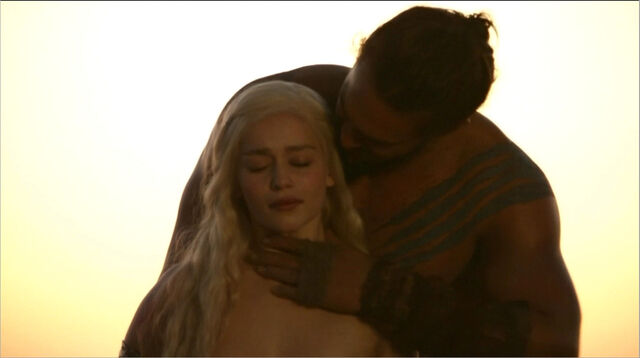 Файл:Daenerys and Drogo 1x01.jpg