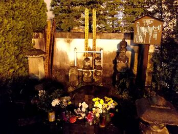 1280px-Grave of Hojo Ujimasa and Ujiteru