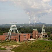 Blick auf die Gebäude und Fördergerüste der Schächte 2 und 7 und den Malakowturm